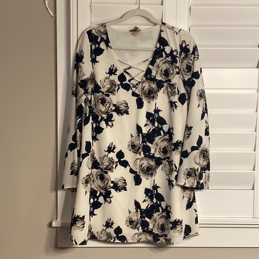 Good condition shift dress. Size small. Purchased from local boutique.